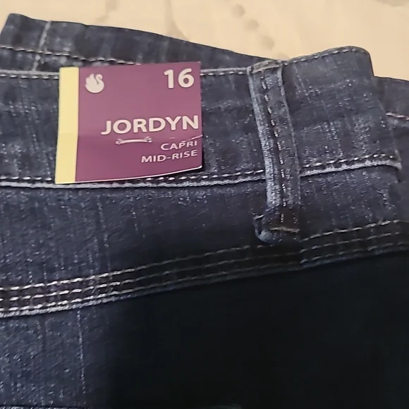 Cute Gloria Vanderbilt "Jordyn" Capri Mid-Rise - Picture 3 of 5